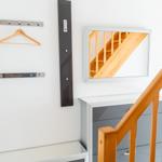 Haus mit Garderobe, Spiegel und Holztreppe