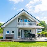 Haus mit Terrasse, Garten und Sitzgelegenheiten unter freiem Himmel.