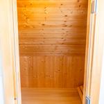 Holzsauna mit Sitzbank und Türöffnung