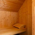Holzsauna mit Sitzbank und erhöhtem Liegeplatz