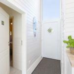 Helle Eingangshalle mit Küchenzeile und Tür zum Garten.