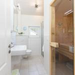 Badezimmer mit Dusche, Toilette und Sauna