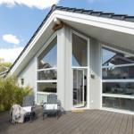 Terrasse mit zwei Stühlen und Blick in die Küche