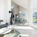 Wohn- und Essbereich mit Sofa, Kamin und Tisch mit Stühlen.