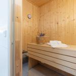 Holzsauna mit Bank, Waschbecken und Fenster