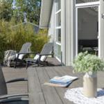 Terrasse mit Tisch, Stühlen und Blick in das Haus.