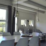 Essbereich mit Tisch und Stühlen, Sofa und Fenster zur Außenseite.