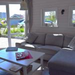 Wohnzimmer mit Sofa, Couchtisch und Blick auf Terrasse