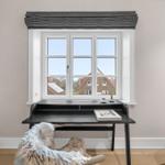 Schreibtisch unter Fenster mit Blick auf Dächer