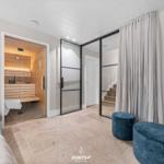 Sauna, Glaswand und blaue Sitzkissen im Raum