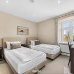 Zwei Betten, Fenster mit Blick, Schreibtisch und Wandbild