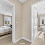 Zwei Schlafzimmer mit Betten und Fenstern sind sichtbar.