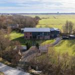 Modernes Haus mit Garten und Blick auf Felder