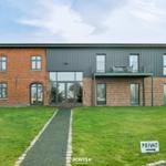 Moderne Villa mit Ziegelfassade und Balkon. Grünfläche und Zugangspfad.