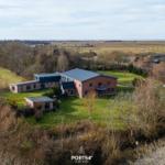 Haus mit Garten und Blick auf Felder und Meer.