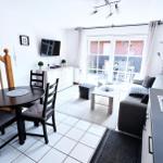 Wohnung mit Essbereich, Küche und Balkon. Treppenhaus links.