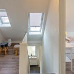 Dachgeschoss mit Schlafzimmer, Doppelfenster und Holzboden