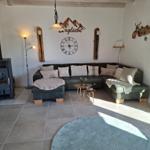 offener Wohnbereich mit Kamin