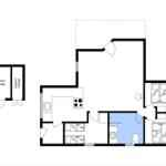 Wohnung mit Küche, Schlafzimmer und Bad. Außenbereich mit Carport.