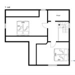 Erdgeschoss mit Wohnbereich, privatem Raum und Treppe zur oberen Etage.