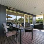 Terrasse mit Tisch, Stühlen und Blick auf Garten