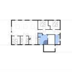 Wohnung mit vier Schlafzimmern, Küche und zwei Bädern. Grundriss mit Kompass.