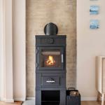 Holzofen mit brennendem Feuer in einem Raum mit Steinwand und Wandbildern.