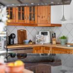 Küche mit Holzschränken, Spüle und Küchenzeile