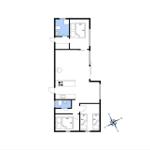Wohnung mit Küche, Schlafzimmer und Bad. Raumübersicht mit Kompass.