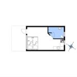 Wohnung mit Schlafzimmer, Küche und Bad. Raumübersicht mit Kompass.