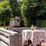 Tisch mit Tischdecke und Frühstück auf der Terrasse.