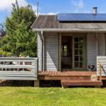 Haus mit Terrasse, Garten und Solarpanel auf Dach