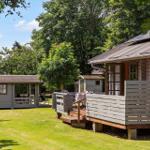 Haus mit Terrasse und Garten. Holzveranda und Grillbereich im Freien.