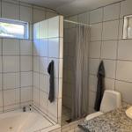 Badezimmer mit Badewanne, Dusche und Waschbecken.