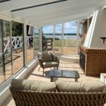 Terrasse mit Sitzgruppe und Blick auf See