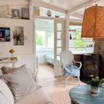 Wohnzimmer mit Sofa, Fernseher und Sitzgelegenheit. Durchgang zur Schlafzimmer.