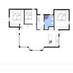 Wohnung mit drei Schlafzimmern, Küche und Bad. Flur mit Treppe.