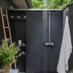 Außendusche mit Regenrinnen und Pflanzen im Garten
