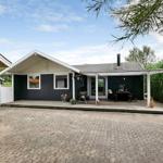 Moderne Ferienhaus mit Terrasse, Grill und Gartenbereich.