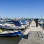 Hafen mit Booten und Steg unter blauem Himmel