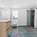 Bad mit Dusche, Badewanne und Waschbecken