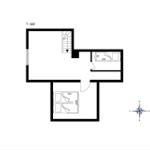 Erdgeschossplan mit Schlafzimmer, Wohnbereich und Treppe.