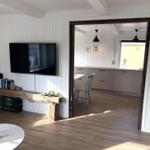 Wohnzimmer mit TV und Blick in die Küche