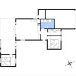 Wohnung mit Küche, Bad und zwei Schlafzimmern. Flur mit Treppe.