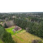 Haus mit Garten und Spielplatz im Wald