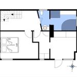 Dieses Stockwerk zeigt Schlafzimmer, Bad und einen Flur mit Treppe.