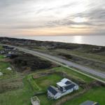 Haus mit Garten, Straße und Blick aufs Meer.