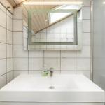 Badezimmer mit Waschtisch, Spiegel und Dusche