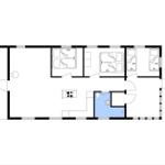 Wohnung mit Küche, Bad und drei Schlafzimmern mit Betten.