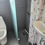 Badezimmer mit Toilette, Dusche und Waschbecken